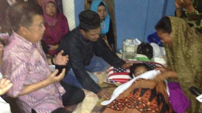 JK Melayat Bocah yang Tewas Terinjak Saat Ikut "Open House" 
