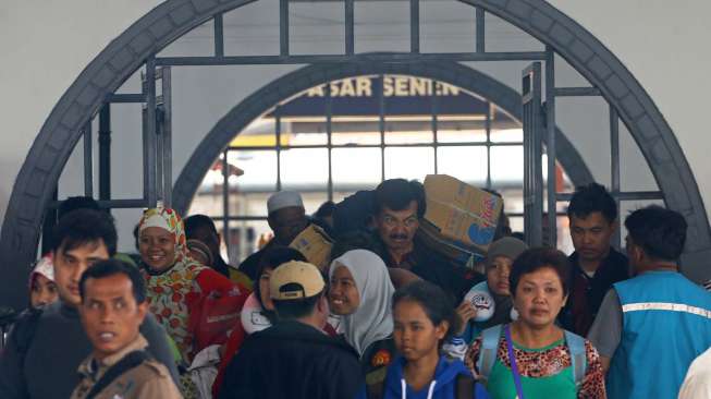 Para pemudik mulai berdatangan di stasiun kereta api Pasar Senen Jakarta, Kamis (31/7). [suara.com/Kurniawan Mas'ud]