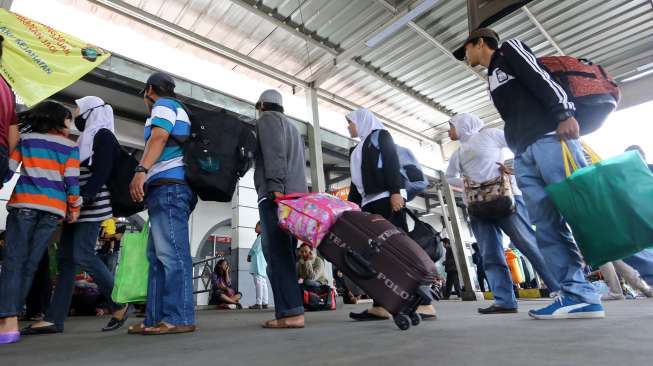 Para pemudik mulai berdatangan di stasiun kereta api Pasar Senen Jakarta, Kamis (31/7). [suara.com/Kurniawan Mas'ud]