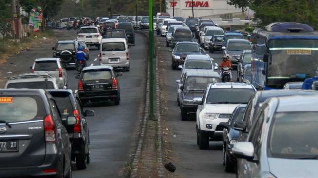 Ruas Jalan Menuju Anyer Dipadati Kendaraan Wisatawan