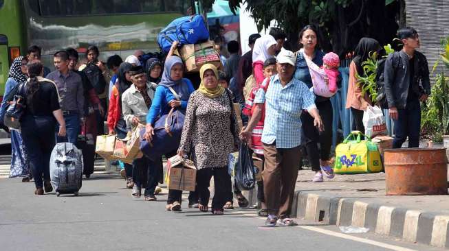 Suasana arus balik di terminal bus Kampung Rambutan Jakarta Timur, Jumat (1/8). [suara.com/Adrian Mahakam]