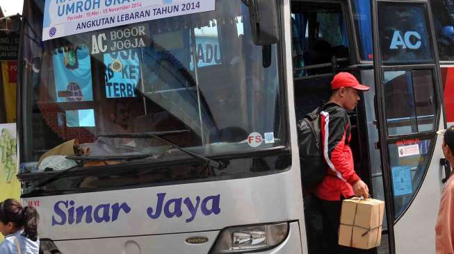 Suasana arus balik di terminal bus Kampung Rambutan Jakarta Timur, Jumat (1/8). [suara.com/Adrian Mahakam]