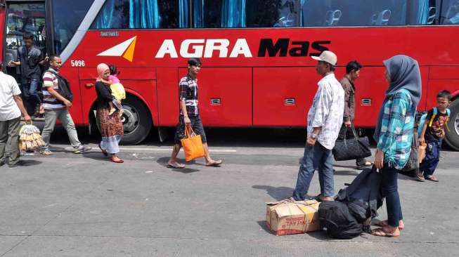 Suasana arus balik di terminal bus Kampung Rambutan Jakarta Timur, Jumat (1/8). [suara.com/Adrian Mahakam]