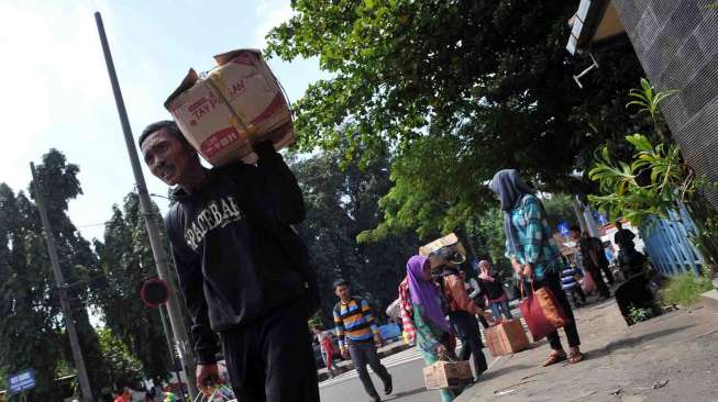 Suasana arus balik di terminal bus Kampung Rambutan Jakarta Timur, Jumat (1/8). [suara.com/Adrian Mahakam]