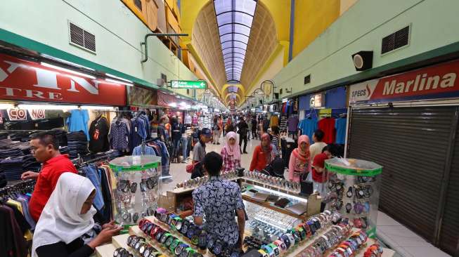 Sejumlah toko mulai buka di kawasan pusat belanja Blok M Mall, Jakarta, Jumat (1/8). [suara.com/Kurniawan Mas'ud]