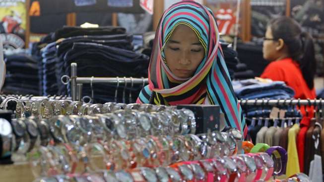 Sejumlah toko mulai buka di kawasan pusat belanja Blok M Mall, Jakarta, Jumat (1/8). [suara.com/Kurniawan Mas'ud]