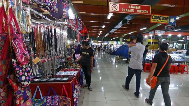 Sejumlah toko mulai buka di kawasan pusat belanja Blok M Mall, Jakarta, Jumat (1/8). [suara.com/Kurniawan Mas'ud]