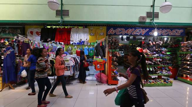 Sejumlah toko mulai buka di kawasan pusat belanja Blok M Mall, Jakarta, Jumat (1/8). [suara.com/Kurniawan Mas'ud]