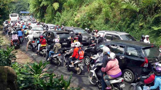 Antrean Kendaraan Jalur Puncak Arah Jakarta Memanjang