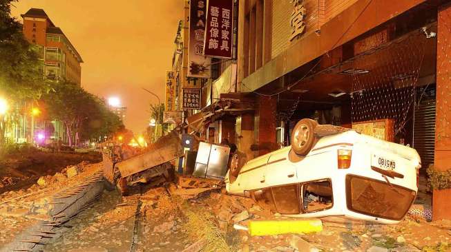 Akibat sejumlah ledakan dari kebocoran  pipa gas bawah tanah di Kaohsiung, Taiwan, Jumat (1/8). [Reuters/Stringer]