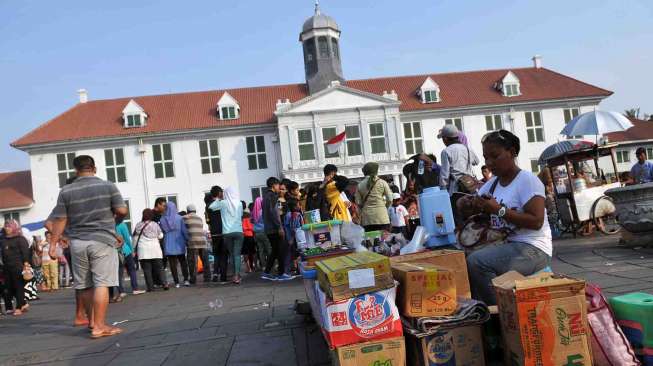 PKL kembali menyerbu Lapangan Museum Fatahillah untuk menjajakan dagangannya, Jakarta, Sabtu (2/8). [suara.com/Adrian Mahakam]