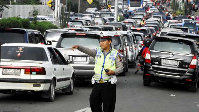 Polisi mengatur arus lalu lintas menuju kawasan wisata Puncak di Gadog, Bogor, Jabar, Selasa (29/7). [Antara/Jafkhairi]