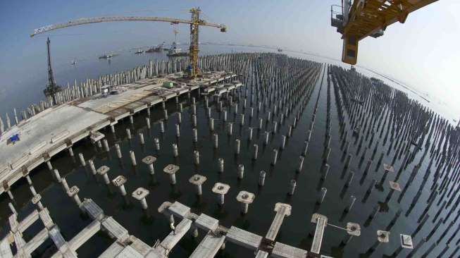 Suasana pembangunan Pelabuhan Kalibaru atau yang disebut Terminal New Priok di Pelabuhan Tanjung Priok, Jakarta Utara, Sabtu (2/8). [Antara/Andika Wahyu]