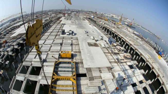 Suasana pembangunan Pelabuhan Kalibaru atau yang disebut Terminal New Priok di Pelabuhan Tanjung Priok, Jakarta Utara, Sabtu (2/8). [Antara/Andika Wahyu]