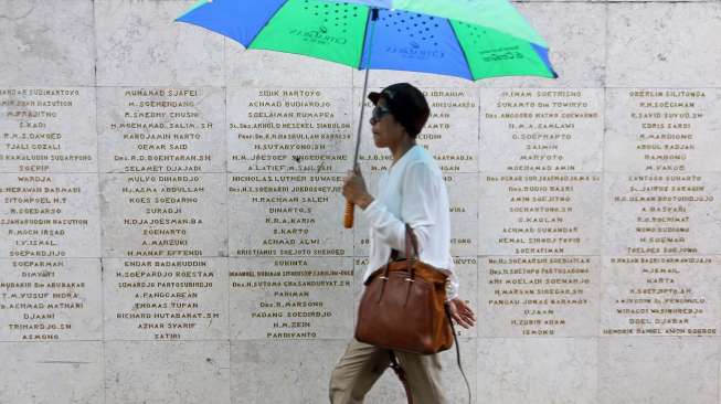 Masyarakat berziarah ke taman makam Pahlawan Kalibata Jakarta, Minggu (3/8). [suara.com/Kurniawan Mas'ud]