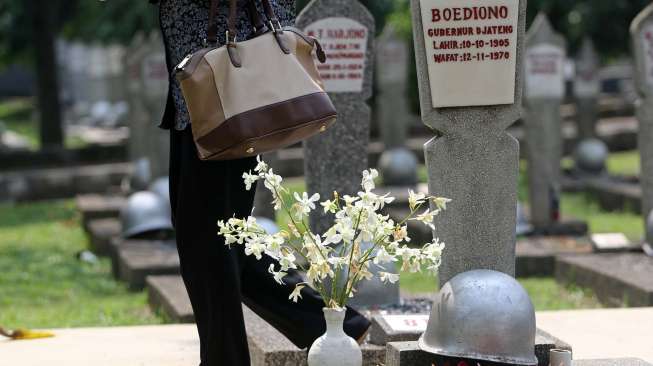 Masyarakat berziarah ke taman makam Pahlawan Kalibata Jakarta, Minggu (3/8). [suara.com/Kurniawan Mas'ud]