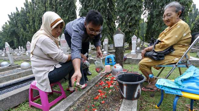Masyarakat berziarah ke taman makam Pahlawan Kalibata Jakarta, Minggu (3/8). [suara.com/Kurniawan Mas'ud]