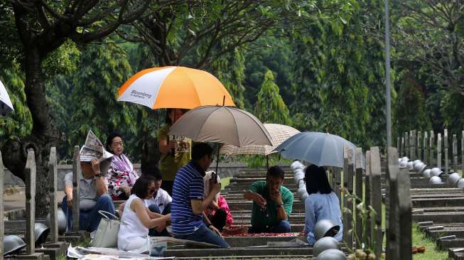 Masyarakat berziarah ke taman makam Pahlawan Kalibata Jakarta, Minggu (3/8). [suara.com/Kurniawan Mas'ud]