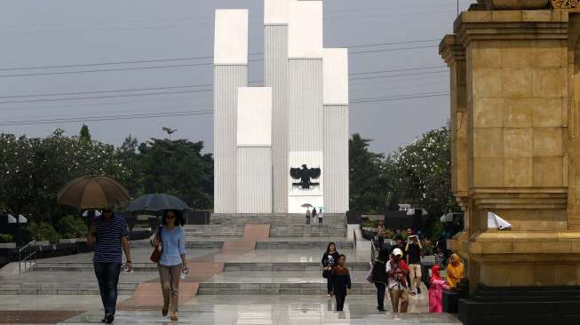 Masyarakat berziarah ke Taman Makam Pahlawan Kalibata Jakarta Selatan, Minggu (3/8). [suara.com/Kurniawan Mas'ud]