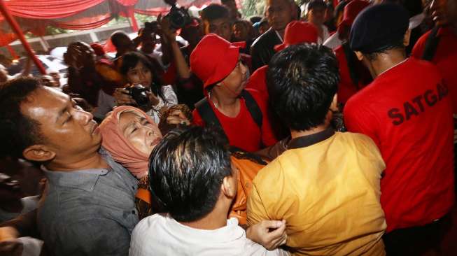 Seorang dan bayi jatuh pingsan saat halal bi halal di Rumah Polonia Jakarta, Minggu (3/8). [Suara.com/Kurniawan Mas'ud]