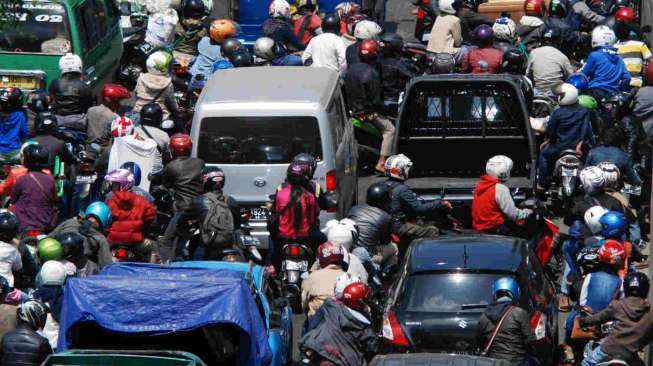 Pemudik Motor Padati Jalan Soekarno-Hatta Bandung