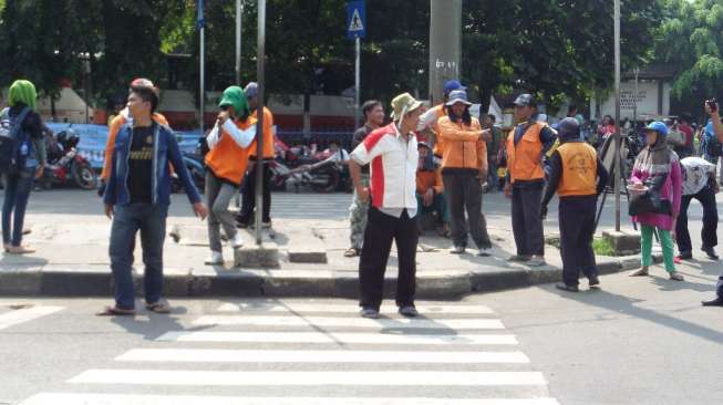 Kuli Panggul Kampung Rambutan Keluhkan Sepinya Pendapatan