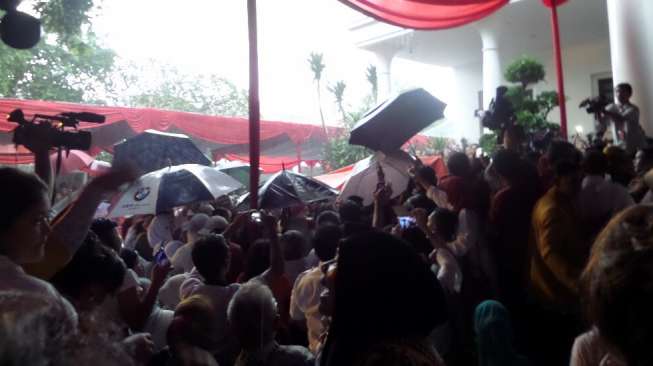 Masyarakan dan simpatisan menghadiri halal bi halal Prabowo-Hatta di Rumah Polonia, Jaktim, Minggu (3/8). [suara.com/Bowo Raharjo]