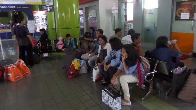 Pemudik masih ramaikan Stasiun Gambir pada H+4, Minggu (3/8). [suara.com/Bagus Santosa]
