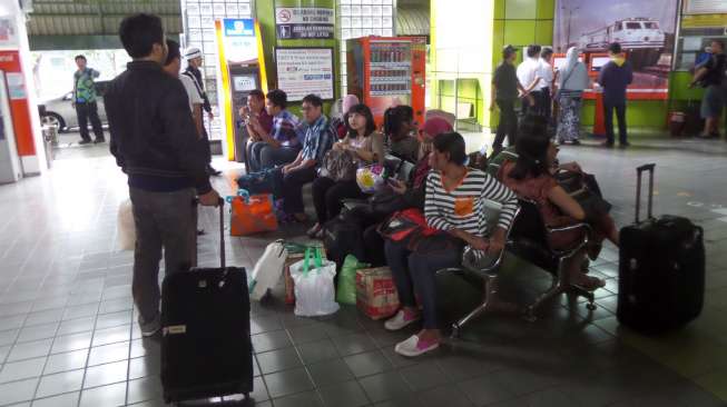 Pemudik masih ramaikan Stasiun Gambir pada H+4, Minggu (3/8). [suara.com/Bagus Santosa]