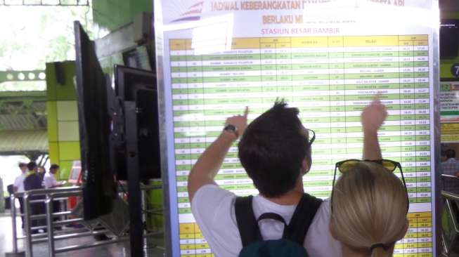 Pemudik masih ramaikan Stasiun Gambir pada H+4, Minggu (3/8). [suara.com/Bagus Santosa]