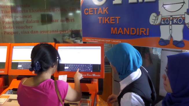 Pemudik masih ramaikan Stasiun Gambir pada H+4, Minggu (3/8). [suara.com/Bagus Santisa]