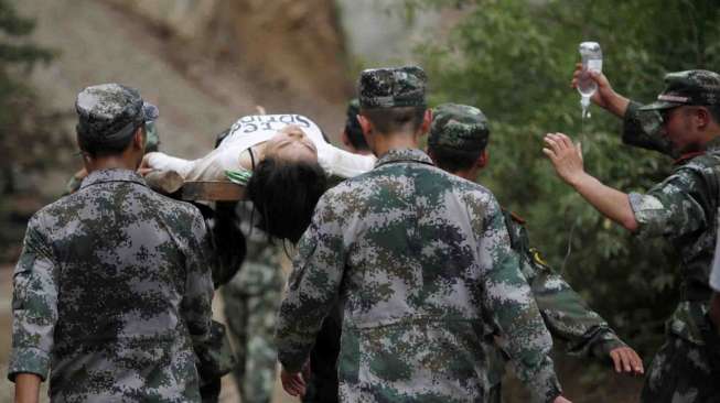 Gempa besar memporak-porandakan bangunan di Zhaotong, Yunnan, Minggu (3/8). [Reuters/China Daily]