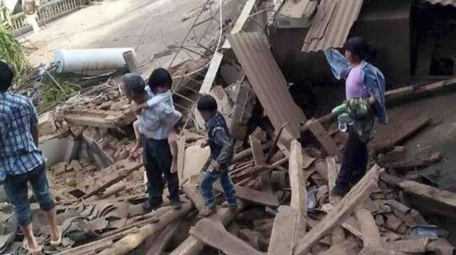 Gempa besar memporak-porandakan bangunan di Zhaotong, Yunnan, Minggu (3/8). [Reuters/China Daily]