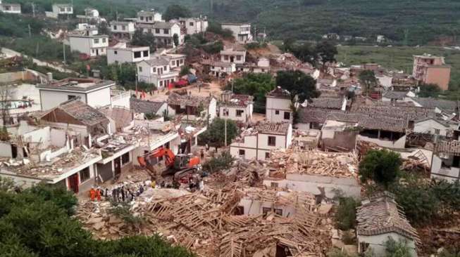 Gempa besar memporak-porandakan bangunan di Zhaotong, Yunnan, Minggu (3/8). [Reuters/China Daily]