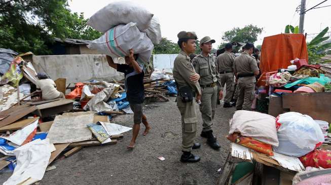 Petugas Pol.PP dan aparat gabungan membongkar lapak dan kios-kios ilegal di pinggiran rel stasiun Tanah Abang Jakarta, Senin (4/8). [suara.com/Kurniawan Mas'ud]