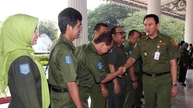 Suasana hari pertama kerja di lingkungan Balai Kota Jakarta setelah libur lebaran selama hampir seminggu, Senin (4/8). [suara.com/Bagus Santosa]