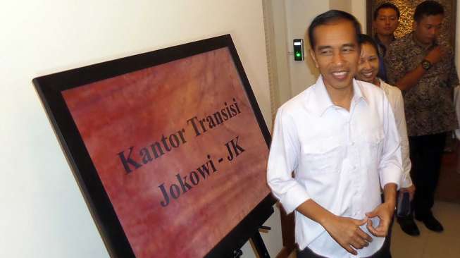 Presiden terpilih Joko Widodo (Jokowi) meresmikan rumah transisi di Jalan Situbondo, nomor 10, Menteng, Jakarta Pusat, Senin (4/8). [suara.com/Bagus Santosa]