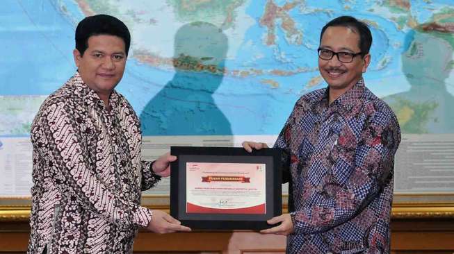 Kemitraan Partnership memberikan penghargaan atas prakarsa dan inovasi KPU RI dalam transparansi data pemilu di ruang sidang utama lantai 1 KPU pusat Jakarta, Selasa (5/8). [suara.com/Adrian Mahakam]