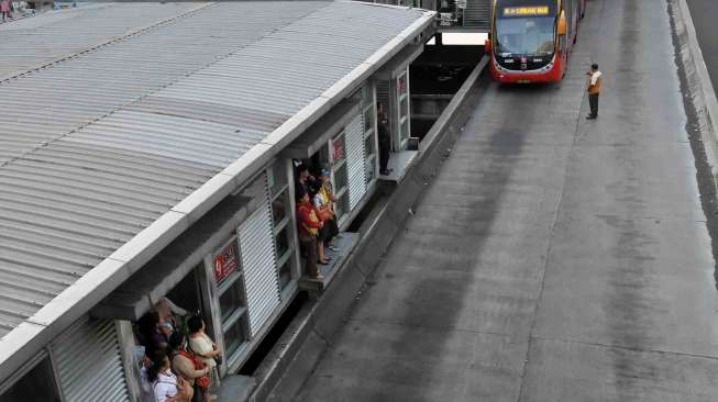 Pemberlakuan elektronik tiket sebagai alat pembayaran pengganti karcis Bus Transjakarta yang akan berlaku mulai 11 agustus 2014 mendatang, Jakarta,   Selasa (5/8). [suara.com/Adrian Mahakam]