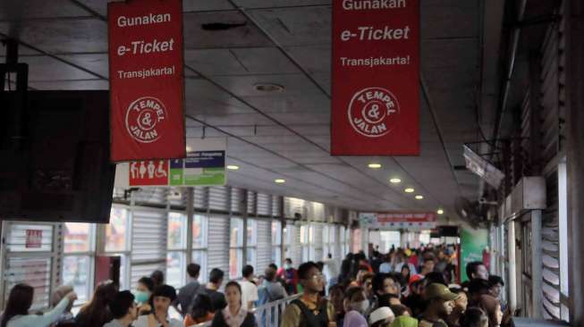 Pengalaman Buruk Naik Transjakarta, Bau Keringat sampai Kentut