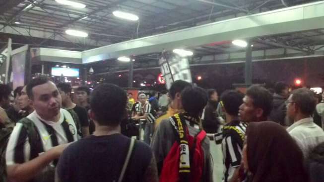 Pemain Juventus Kecoh Penggemar di Bandara Soetta