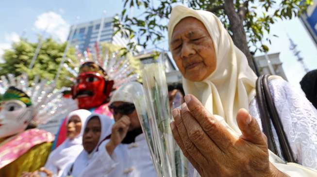 Puluhan relawan Jokowi-JK melakukan aksi damai dengan membagi-bagikan bunga mawar di depan gedung Mahkamah Konstitusi RI di Jakarta, Selasa (5/8). [suara.com/Kurniawan Mas'ud]