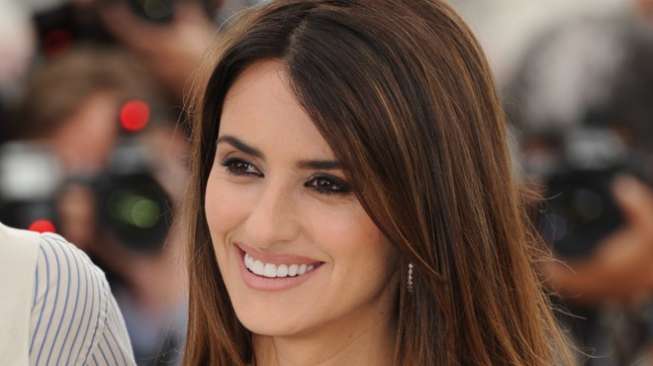 Penelope Cruz Sutradarai dan Bintangi Iklan Pakaian Dalam