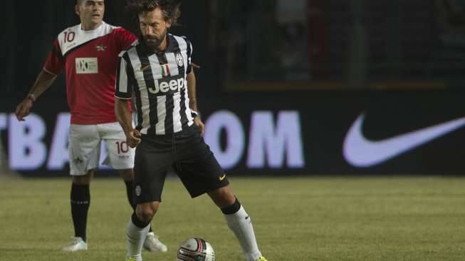 Bintang Juventus Andrea Pirlo (kanan) berebut bola dengan pemain ISL All Star Cristian Gonzales (Antara/Rosa Panggabean) 