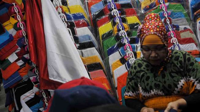 Pedagang konveksi di Pasar Senen mulai mengalami peningkatan penjualan bendera Merah Putih mendekati Hari Kemerdekaan Indonesia 17 Agustus mendatang, Jakarta, Kamis (7/8). [suara.com/Adrian Mahakam]