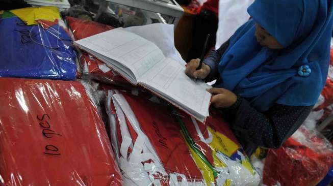 Pedagang konveksi di Pasar Senen mulai mengalami peningkatan penjualan bendera Merah Putih mendekati Hari Kemerdekaan Indonesia 17 Agustus mendatang, Jakarta, Kamis (7/8). [suara.com/Adrian Mahakam]