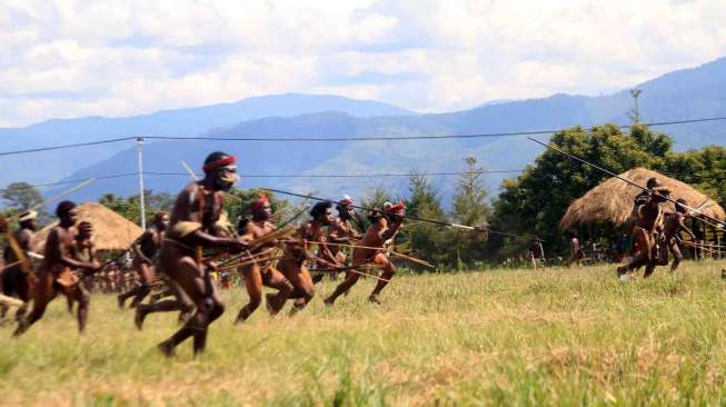 Festival Budaya Lembah Baliem (FBLB) ke-25 di Distrik Wosilimo, Jayawijaya, Papua, Kamis (7/8).  [Antara/Iwan Adisaputra]