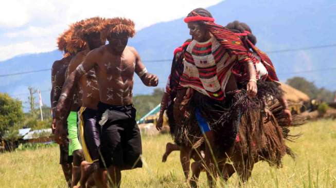 Festival Budaya Lembah Baliem (FBLB) ke-25 di Distrik Wosilimo, Jayawijaya, Papua, Kamis (7/8).  [Antara/Iwan Adisaputra]