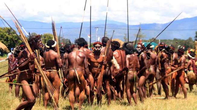 Festival Budaya Lembah Baliem (FBLB) ke-25 di Distrik Wosilimo, Jayawijaya, Papua, Kamis (7/8).  [Antara/Iwan Adisaputra]