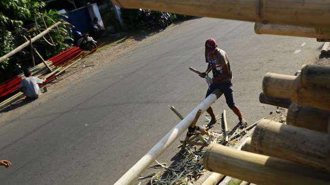 Penjual pohon Pinang di kawasan Manggarai, Jakarta, Kamis (7/8). [suara.com/Kurniawan Mas'ud]